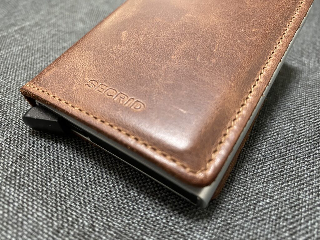 小型財布SECRIDヴィンテージブラウンの表面アップ