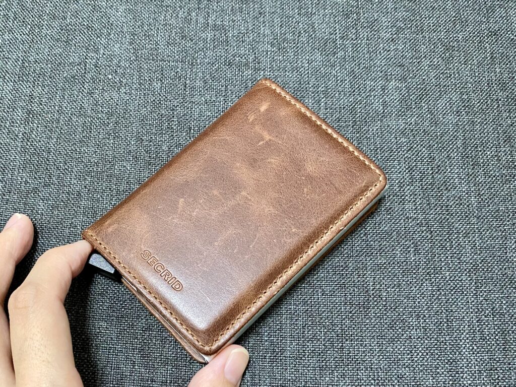 小型財布SECRIDヴィンテージブラウンのレバー