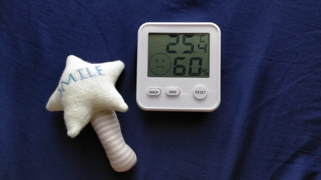 温湿度計とおもちゃ