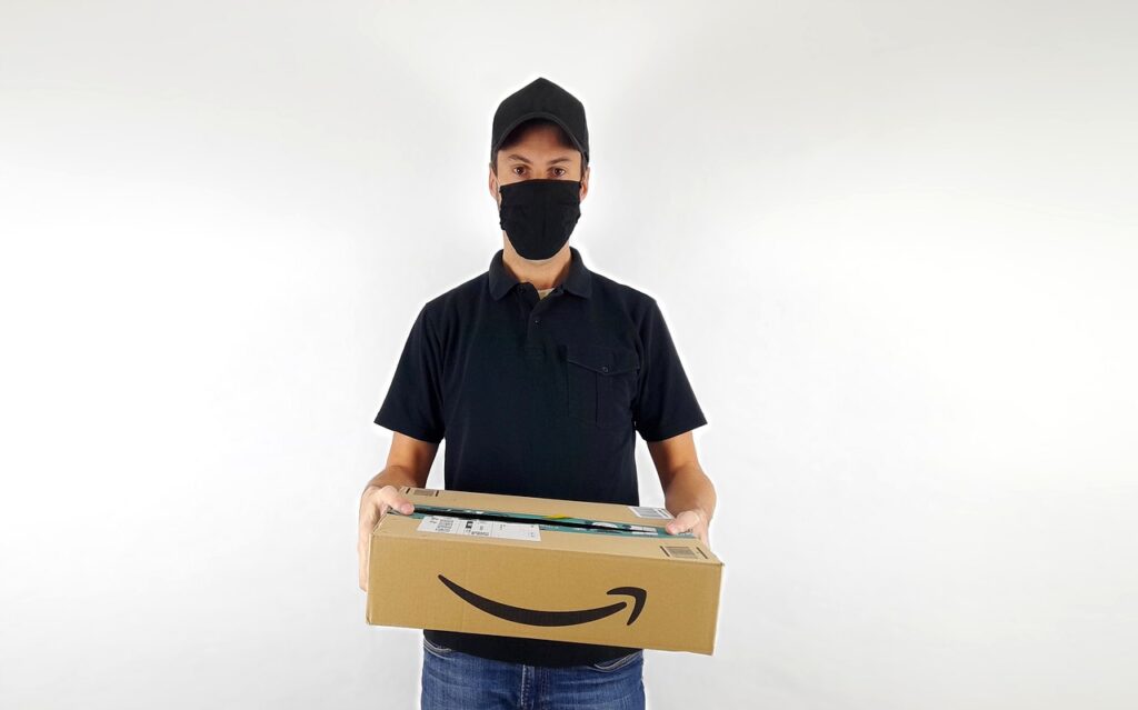 段ボールの荷物を持った男性