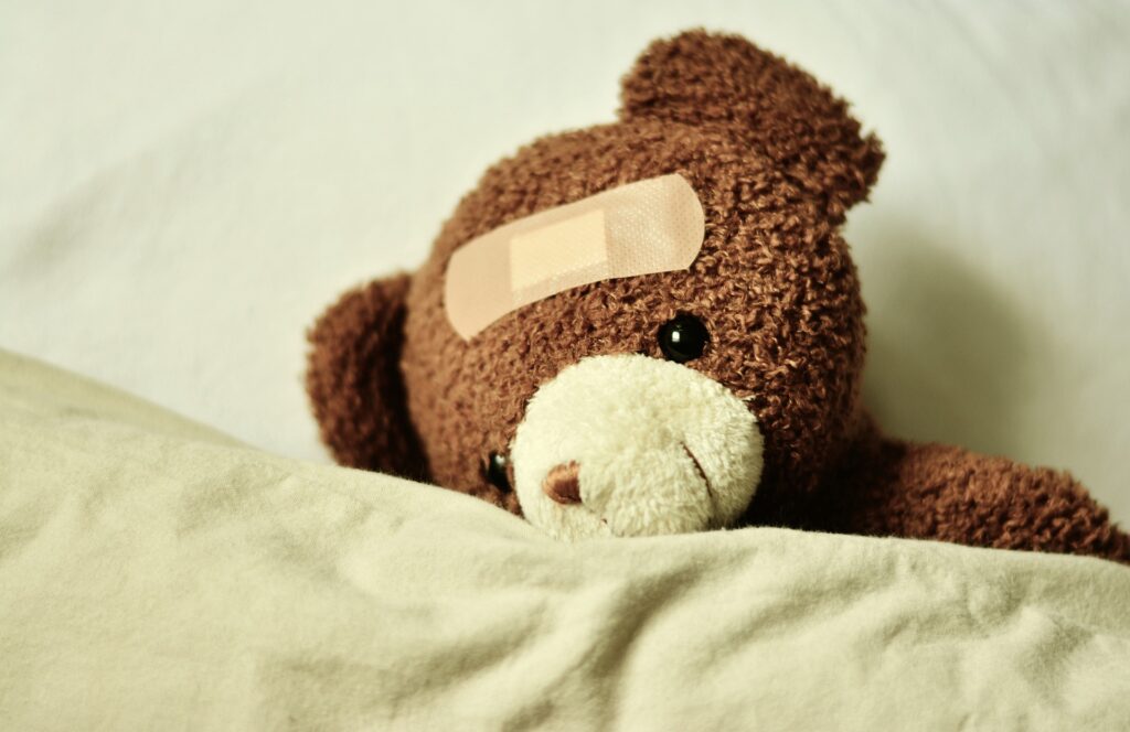 ベッドで寝ている熊