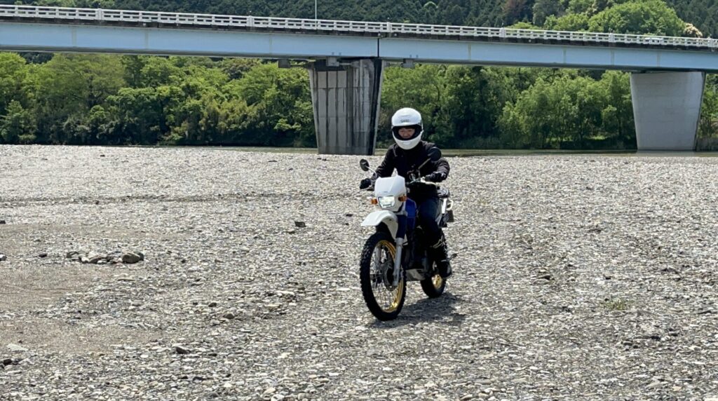 河原を走るバイク